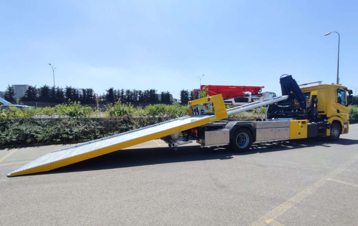 crane-equipped-lift-away-truck-1.jpg
