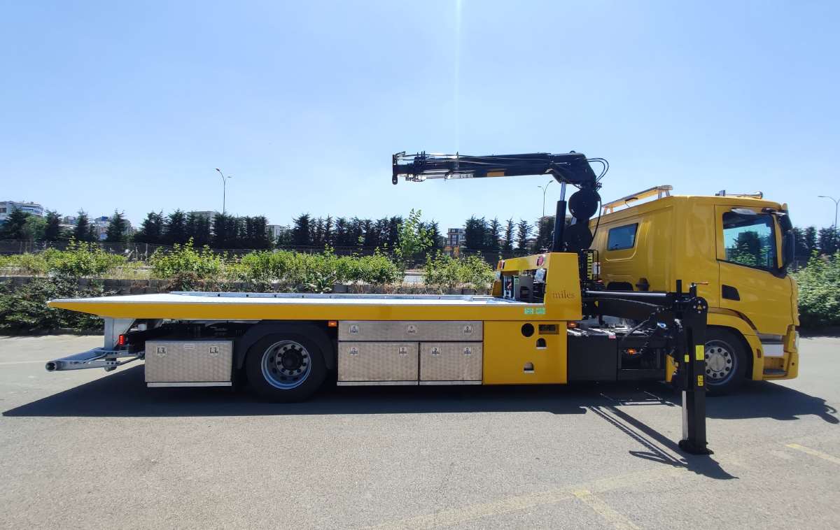 crane-equipped-lift-away-truck-3.jpg