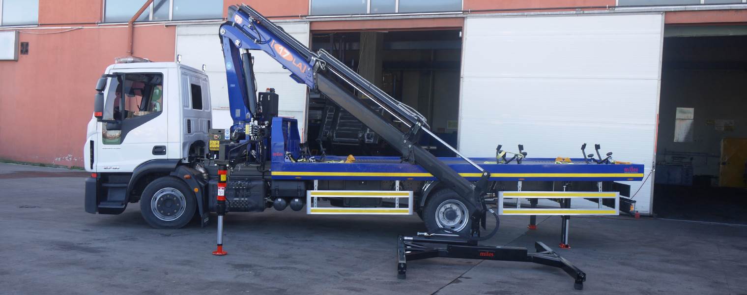 MTT MIT KRAN AUSGESTATTETER HUBWAGEN